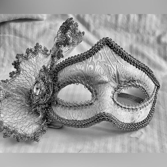 Silver Mask - Picture 1 of 3